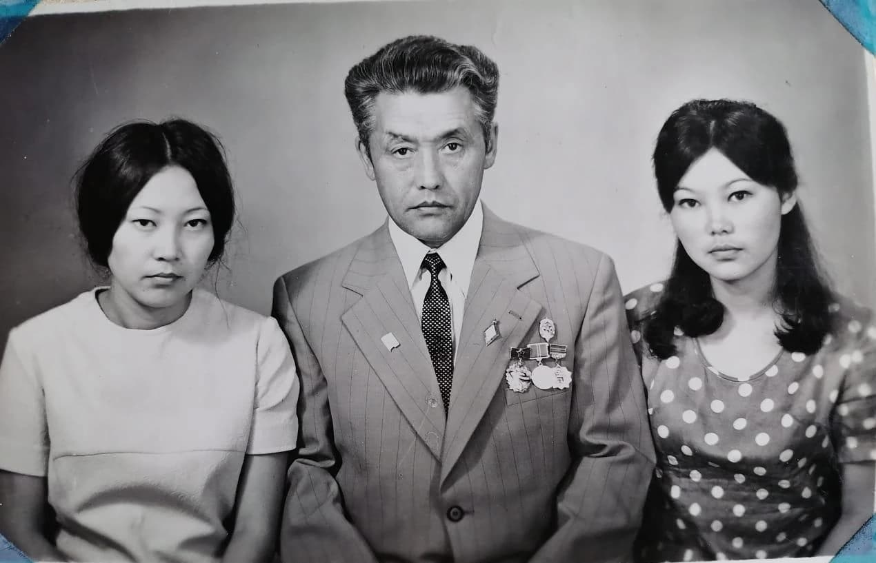 Askar Islyamov with Ermek and Sara, fourth- and second-year students at UKPI